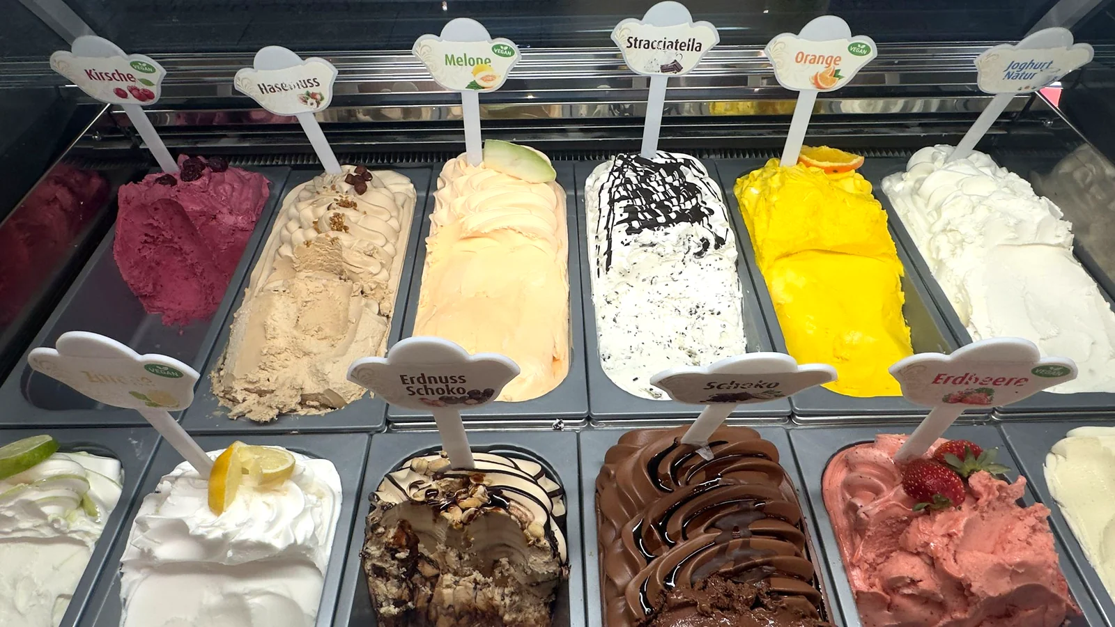 Unsere Eistheke nebenan mit Kirsche, Haselnuss, Melone, Stracciatella, Orange und Erdbeere