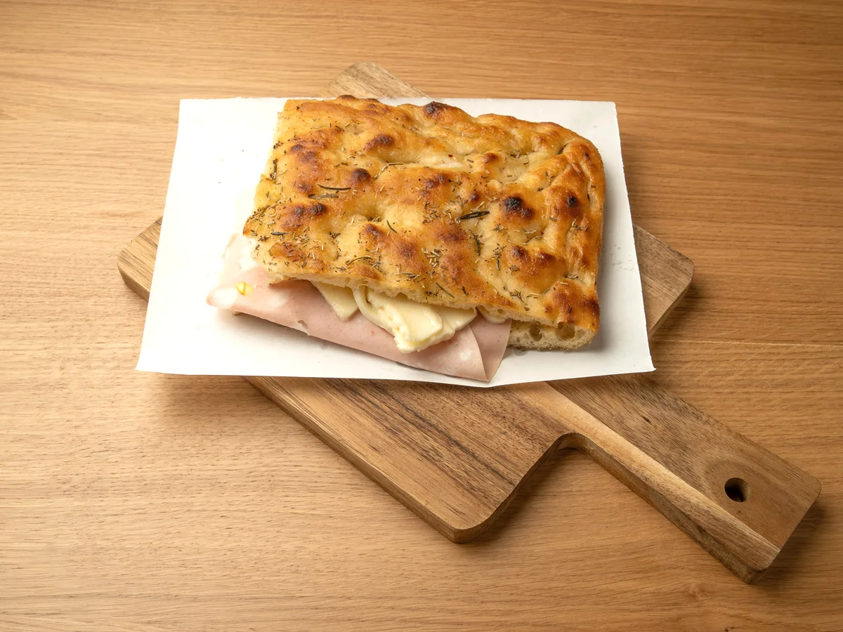 Focaccia mit Rosmarin, belegt mit Schinken und Käse