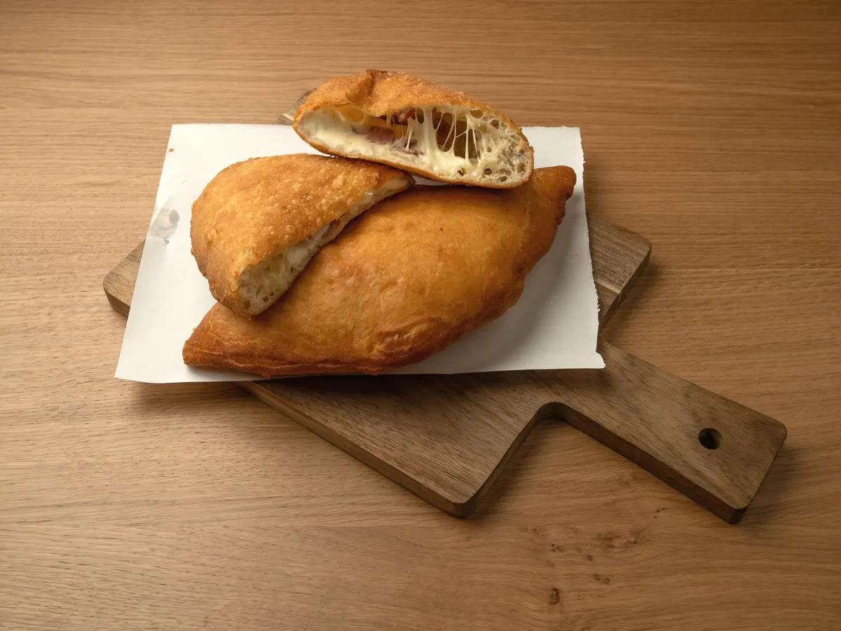 Frisch frittiertes Panzerotto, aufgeschnitten mit Käsefüllung