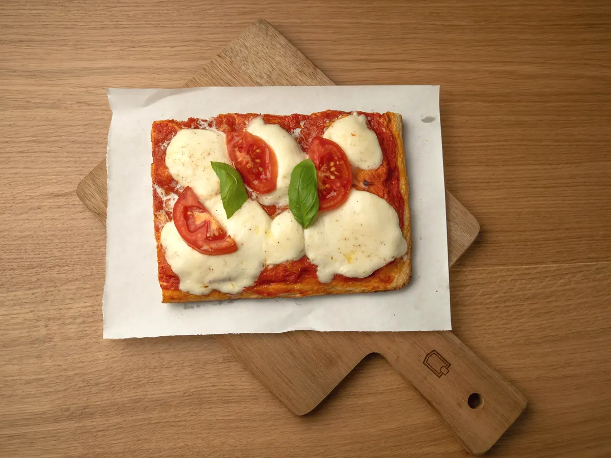Pizza Pala Margherita mit Büffelmozzarella und Basilikum